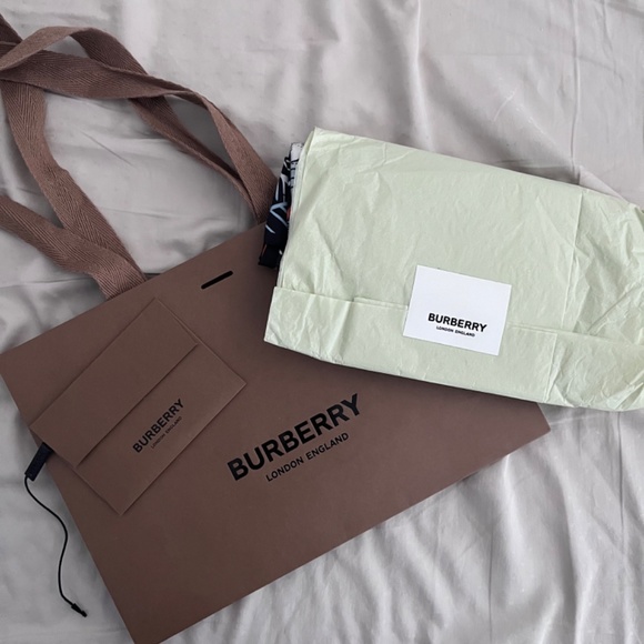 Burberry scarf 100% silk - Picture 4 of 5